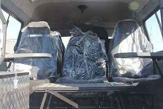 Доп. опции: Складывающиеся площадка для стрельбы из люка, 2 столика складных, установлены 3 мягких сидения, Короб металлический